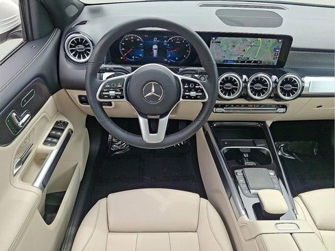 Used 2022 Mercedes-Benz GLB 250 4MATIC image 9