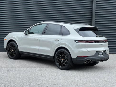 New 2025 Porsche Cayenne image 3
