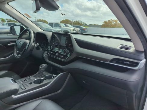 Used 2020 Toyota Highlander XLE image 30