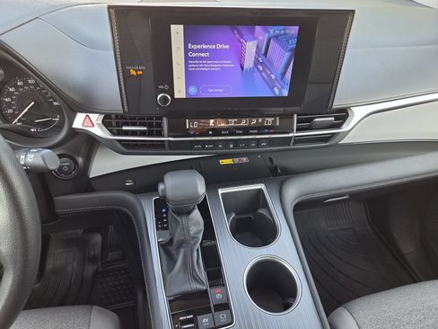 Used 2025 Toyota Sienna LE FWD image 17