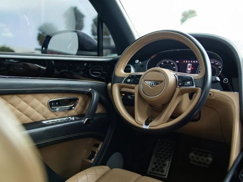 Used 2017 Bentley Bentayga AWD/4WD image 38