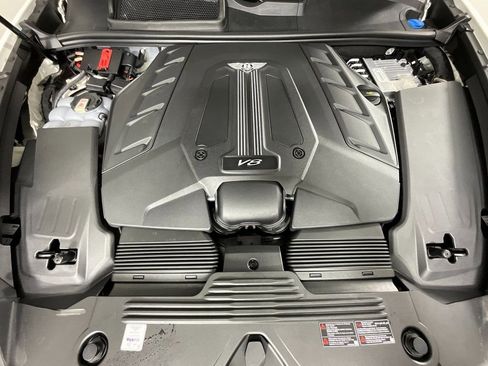 Used 2025 Bentley Bentayga image 28
