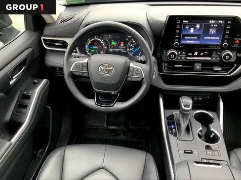 Used 2021 Toyota Highlander XLE AWD/4WD image 6