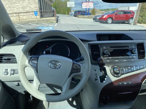 Used 2011 Toyota Sienna XLE FWD image 27
