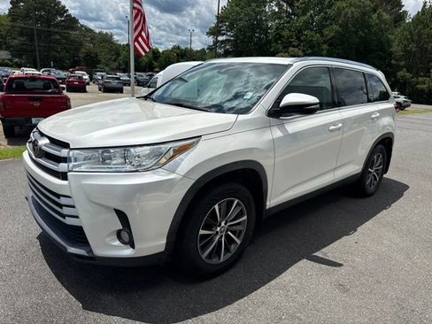 Used 2019 Toyota Highlander XLE AWD/4WD image 3