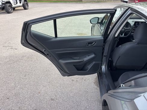 Used 2025 Nissan Altima 2.5 SV FWD image 31