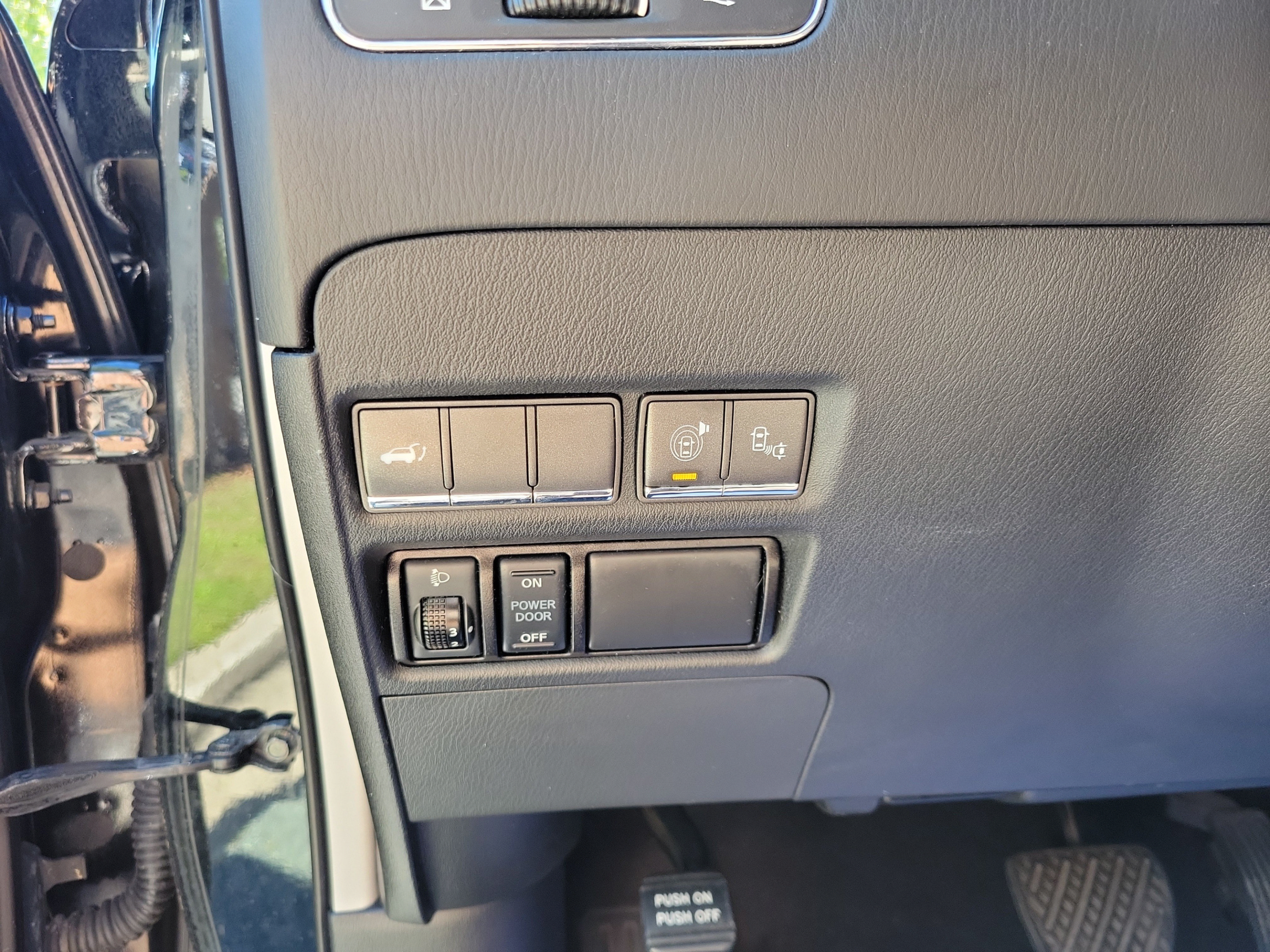 Used 2017 INFINITI QX80 2WD w/ Driver Assistance Package image 16