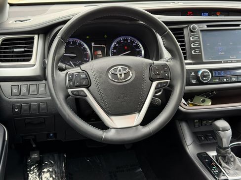 Used 2019 Toyota Highlander XLE AWD/4WD image 14