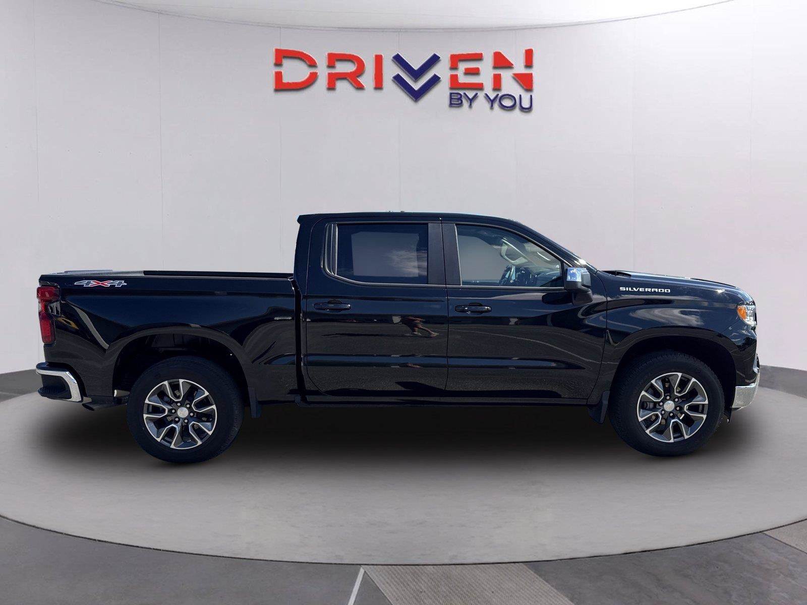 Used 2024 Chevrolet Silverado 1500 LT AWD/4WD image 3