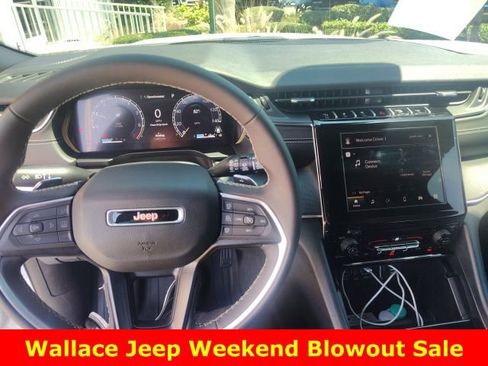 Used 2025 Jeep Grand Cherokee L Laredo image 4