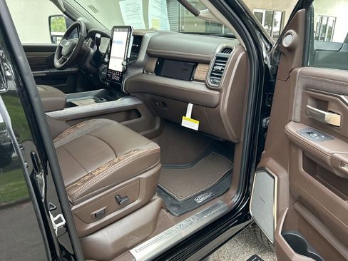 Used 2025 RAM 2500 Limited AWD/4WD image 30