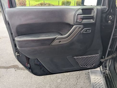 Used 2018 Jeep Wrangler Unlimited Sahara image 12