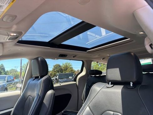 Used 2023 Chrysler Pacifica Limited FWD image 23