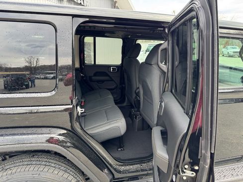 New 2025 Jeep Wrangler Unlimited Sahara w/ Technology Group AWD/4WD image 9