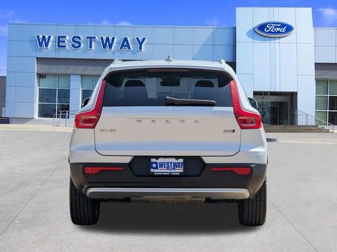 Used 2023 Volvo XC40 B5 Core image 4