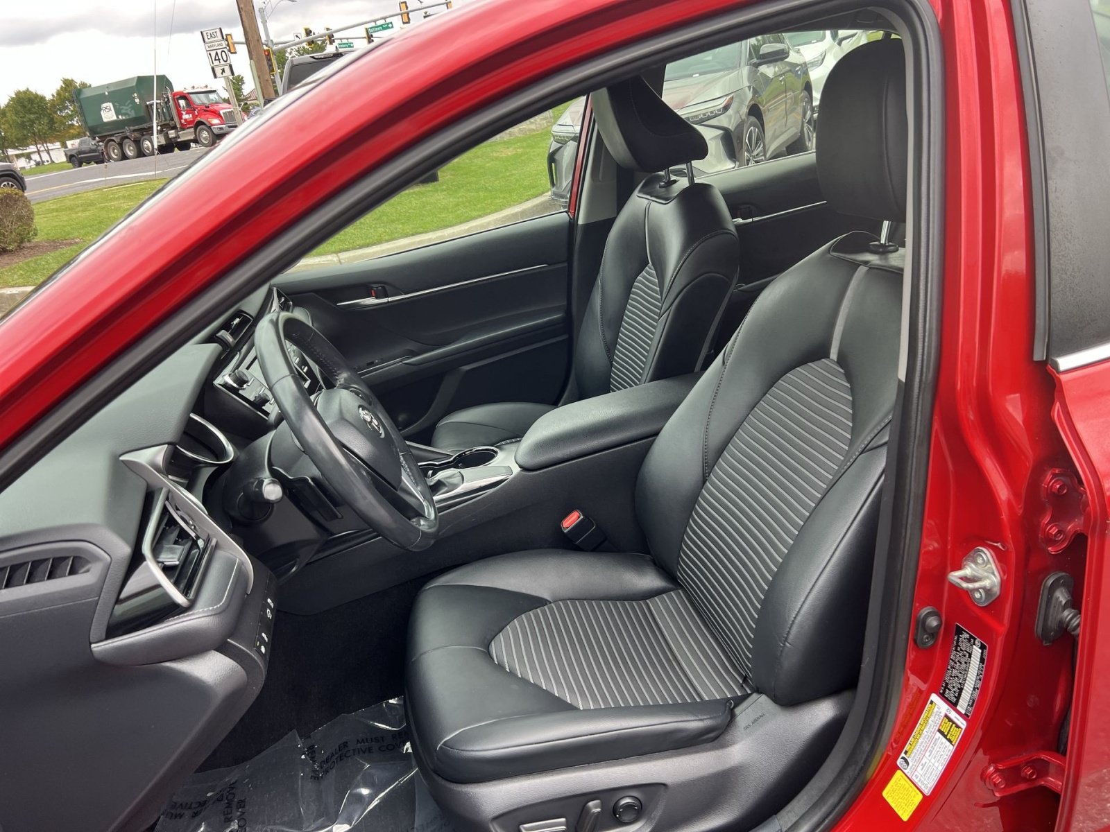 Used 2020 Toyota Camry SE FWD image 13