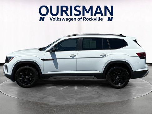 Used 2025 Volkswagen Atlas Peak Edition SE AWD/4WD image 3