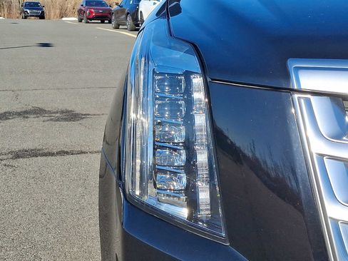 Used 2020 Cadillac Escalade Platinum image 9