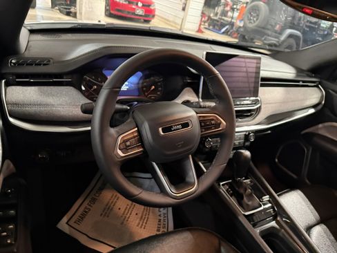 Used 2024 Jeep Compass Latitude image 33