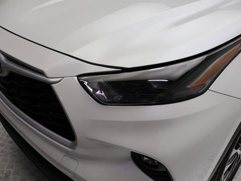 Used 2024 Toyota Highlander XLE FWD image 3