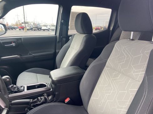 Used 2021 Toyota Tacoma TRD Sport image 10