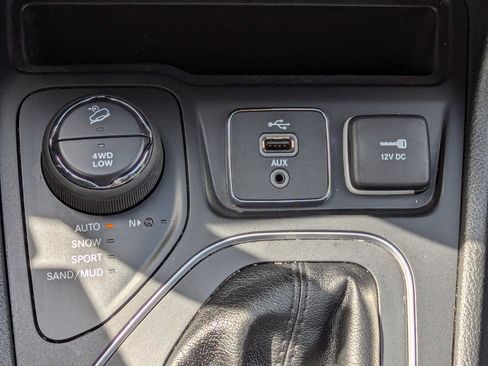 Used 2019 Jeep Cherokee Latitude Plus w/ Comfort/Convenience Group AWD/4WD image 23