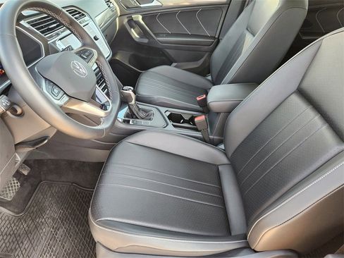 Used 2024 Volkswagen Tiguan SE image 13