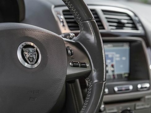 Used 2010 Jaguar XK Convertible image 15