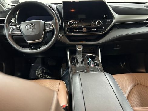 Certified 2025 Toyota Highlander Limited AWD/4WD image 16