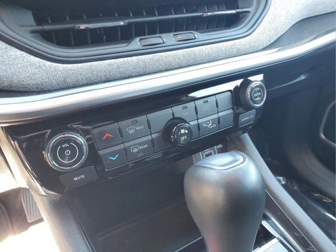 Used 2024 Jeep Compass Latitude image 25