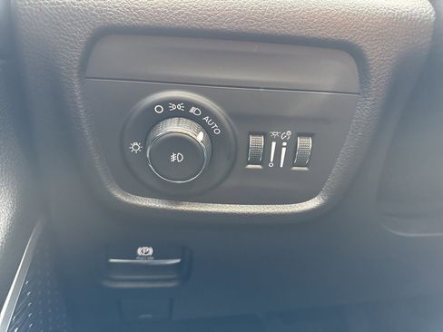 Used 2021 Jeep Grand Cherokee L Limited w/ Luxury Tech Group II image 36