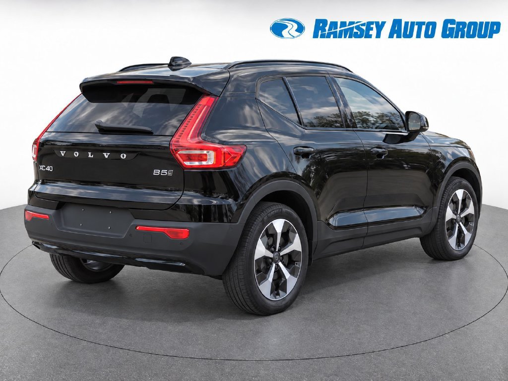 Used 2025 Volvo XC40 B5 Plus AWD/4WD image 4