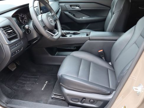Used 2024 Nissan Rogue SV w/ SV Premium Package FWD image 16