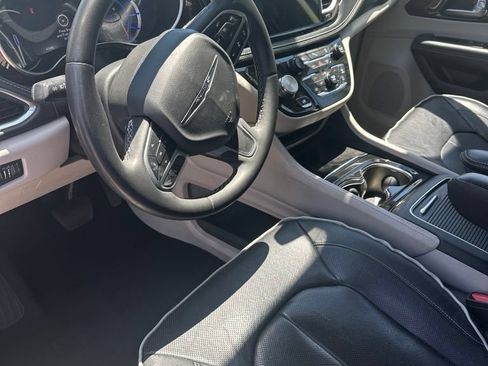 Used 2023 Chrysler Pacifica Limited FWD image 2