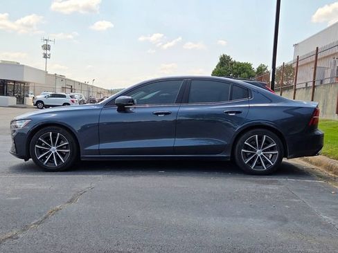 Used 2022 Volvo S60 B5 Momentum w/ Premium Package FWD image 2