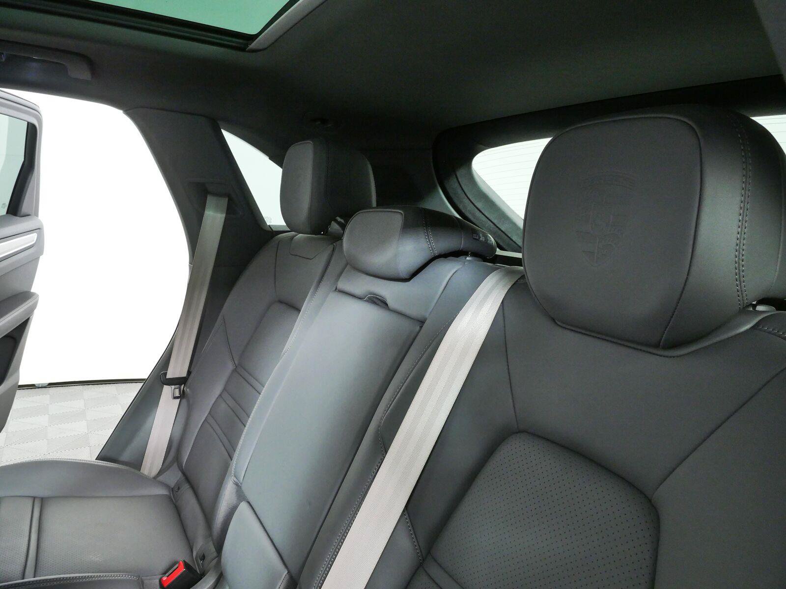 Certified 2023 Porsche Cayenne Platinum Edition AWD/4WD image 23