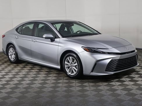 Used 2025 Toyota Camry LE image 2
