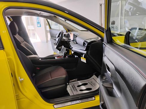 Used 2025 Nissan Kicks SR w/ Illumination Package image 35