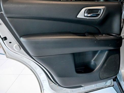 Used 2014 Nissan Pathfinder SL w/ SL Tech Package AWD/4WD image 19