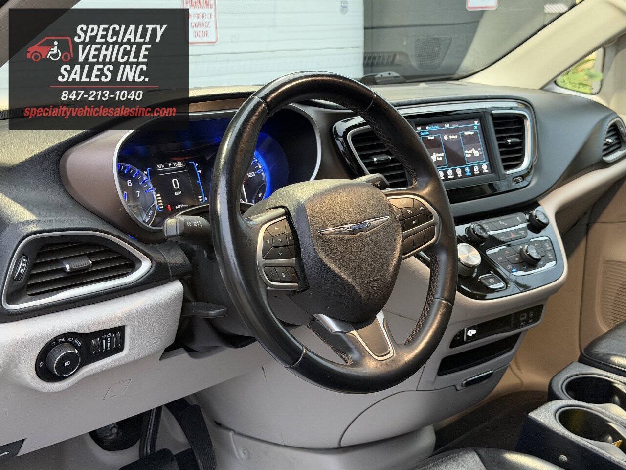 Used 2018 Chrysler Pacifica Touring-L FWD image 27