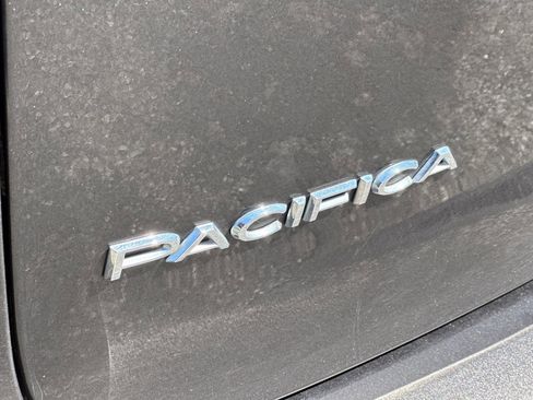 Used 2023 Chrysler Pacifica Touring-L FWD image 29