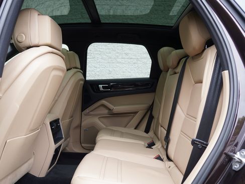 Used 2019 Porsche Cayenne AWD/4WD image 25