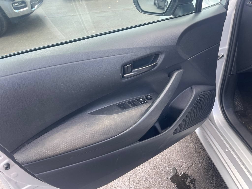 Used 2025 Toyota Corolla LE FWD image 9