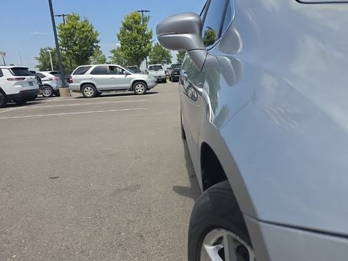 Used 2021 Chrysler Pacifica Touring-L FWD image 3