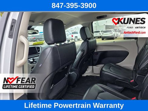 Used 2024 Chrysler Pacifica Touring-L FWD image 18