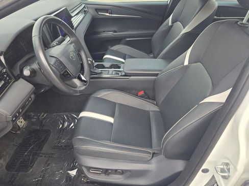 Used 2025 Toyota Camry SE FWD image 9