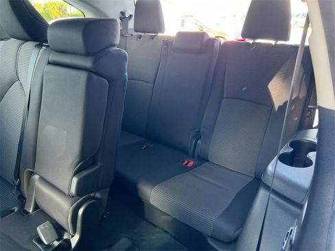 Used 2021 Toyota Highlander LE image 20