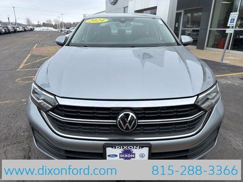 Used 2024 Volkswagen Jetta SE image 2