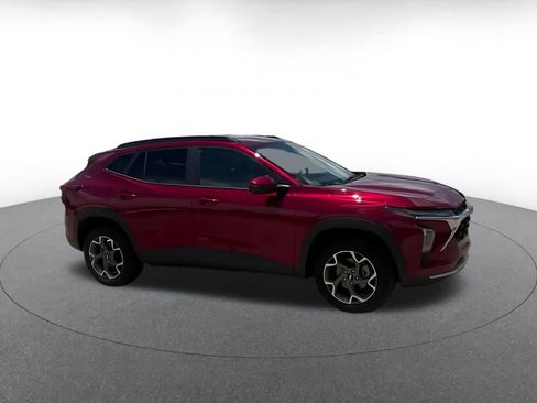 Used 2025 Chevrolet Trax LT FWD image 2