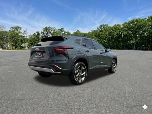 Used 2025 Chevrolet Trax LT FWD image 9